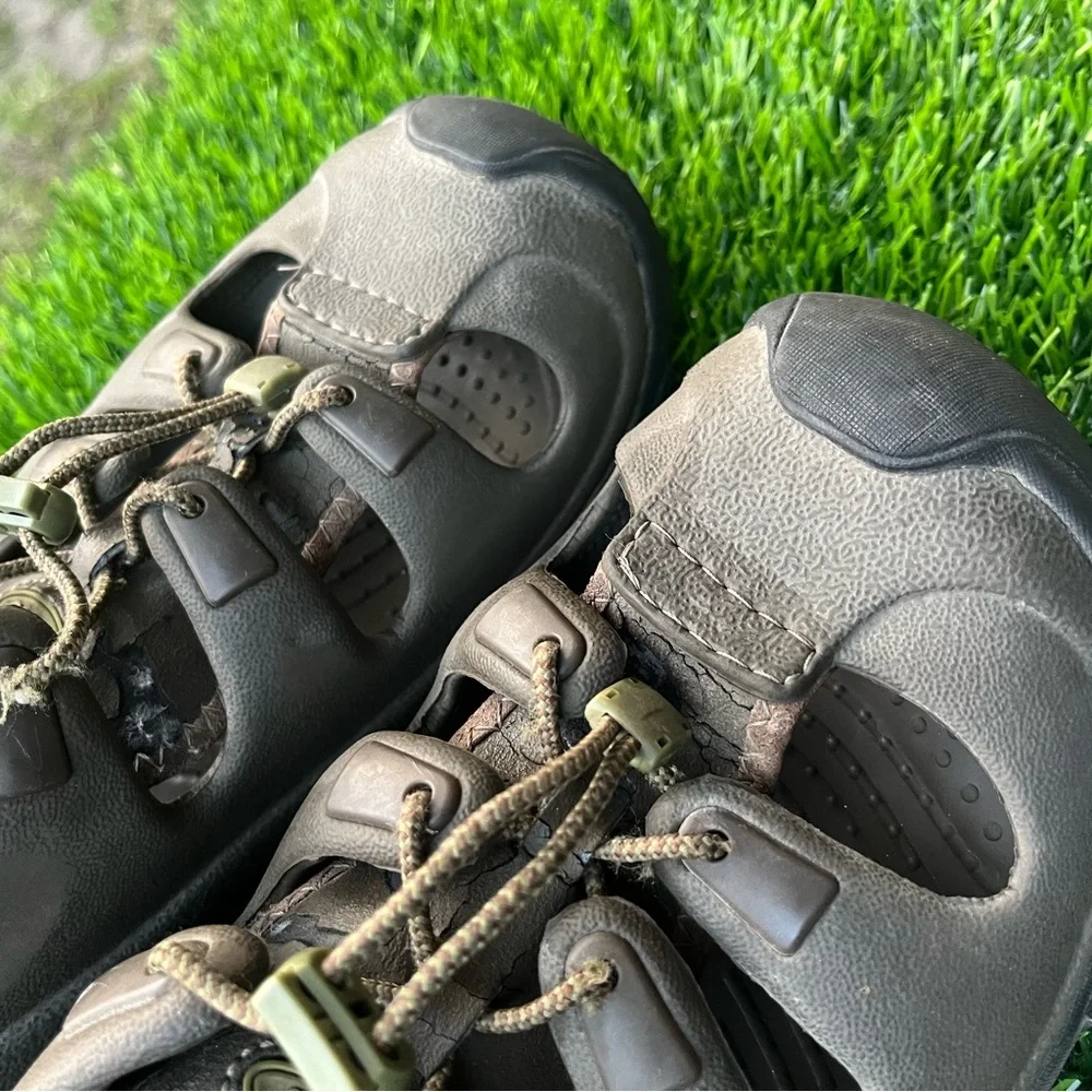 CROCS LACE UP SANDALS WOMENS 11 MENS 9 OLIVE GREEN BROWN
